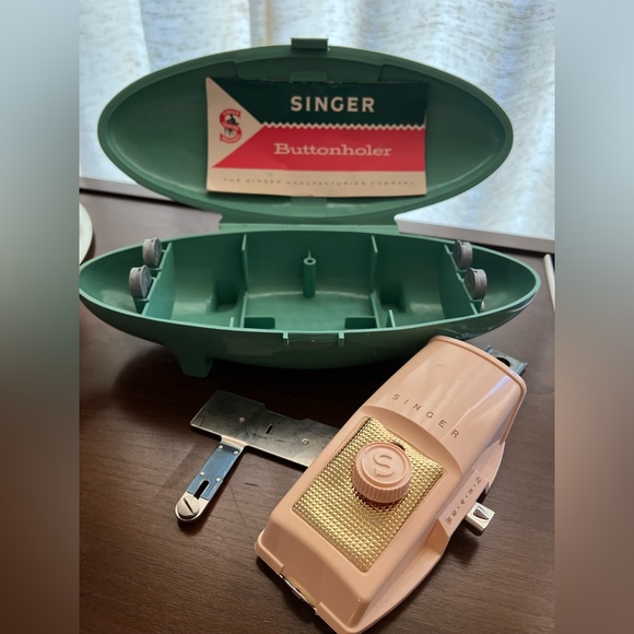 Vintage MCM Atomic Clamshell Singer Buttonholer set - Picture 2 of 6